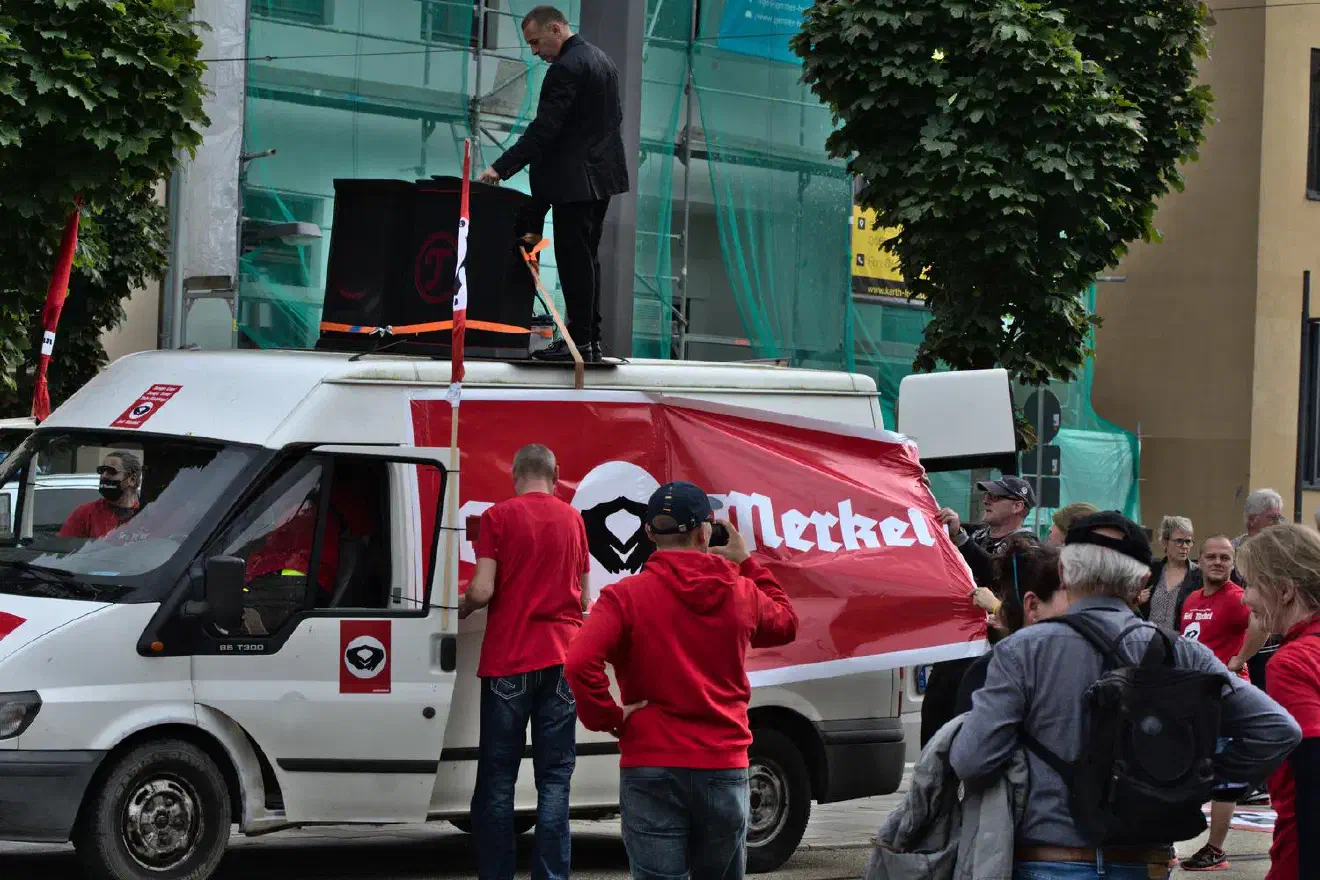 Liebich war alleiniger Redner. Das tat er meistens vom Dach des fahrenden Transporters aus.