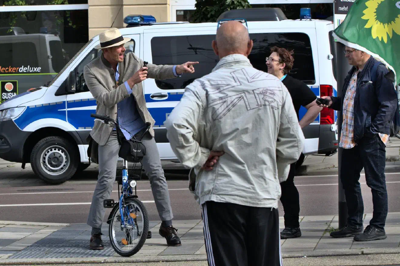 Der selbsternannte "Volkslehrer" Nikolai Nerling kam ebenfalls später mit dem Fahrrad bei der Demonstration vorbei.