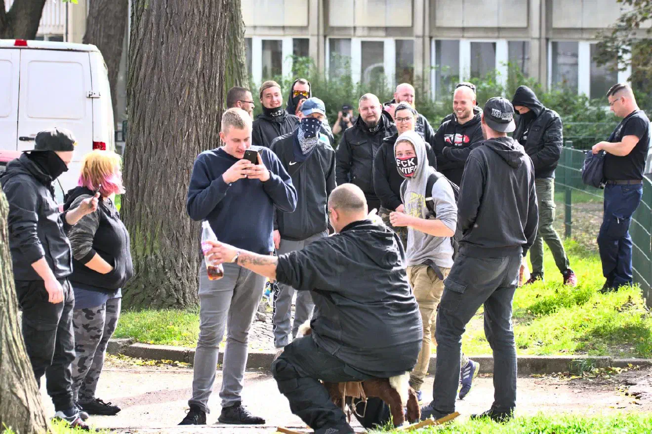 Als die Demo schon losgelaufen war blieb eine Gruppe Nachzügler zurück, die laut Pressesprecherin nicht zu den anderen auf der Demo wollten.