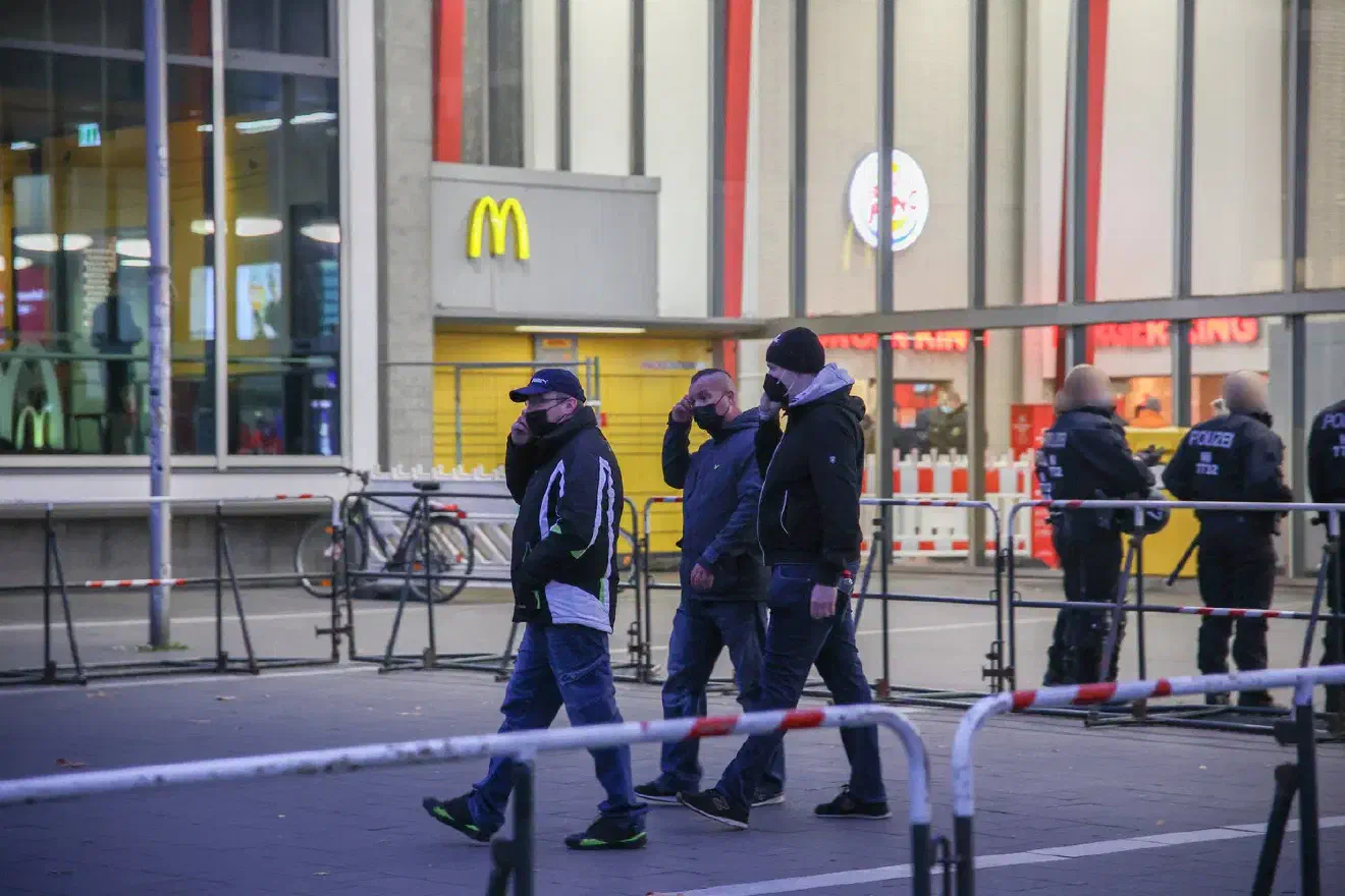 Die Anmeldung der Demonstration erfolgte durch den NPD/JN-Aktivisten Sebastian Weigler von der NPD Niedersachsen.