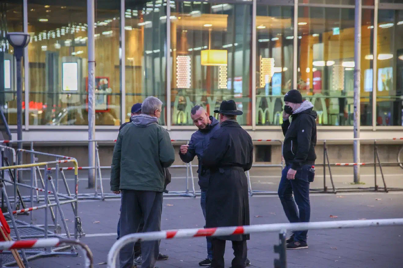 Im Rahmen eines Verwaltungsverfahrens wurde der Beginn der Veranstaltung um eine Stunde, von ursprünglich 16:00 Uhr auf 17:00 Uhr verlegt.