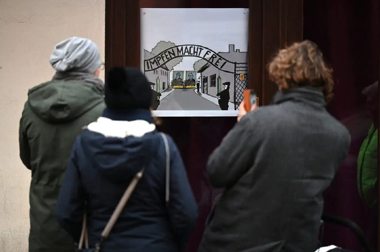 Auch fanden sich Plakate die auf die Relativierung des Holocaust abzielten.