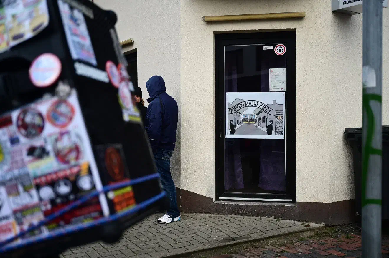 Auch am eigentlichen Verranstaltungsort - einem Seitenhof in der Lessingstraße - fand sich ebenfalls ein Plakat das den Holocaust mit Maßnahmen zur Eindämmung der Corona-Pandemie gleichsetzte und damit die Verbrechen und Vernichtungspolitik des Nationalsozialismus relativierte