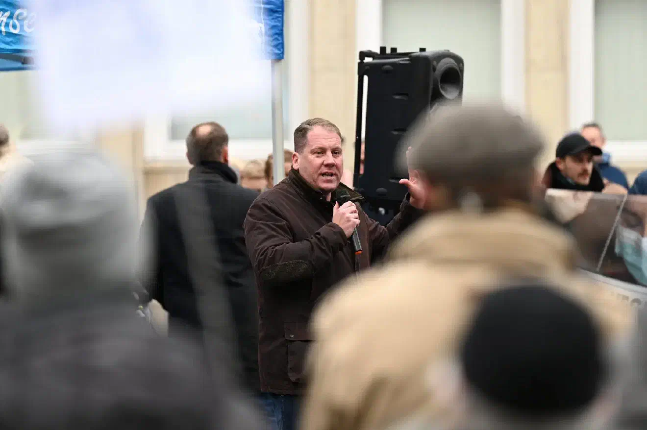 Wie bereits in der Vergangenheit versuchte die AfD-Niedersachsen damit einen Schulterschluß mit Impfgegner:innen und Corona-Leugner:innen zu ziehen.