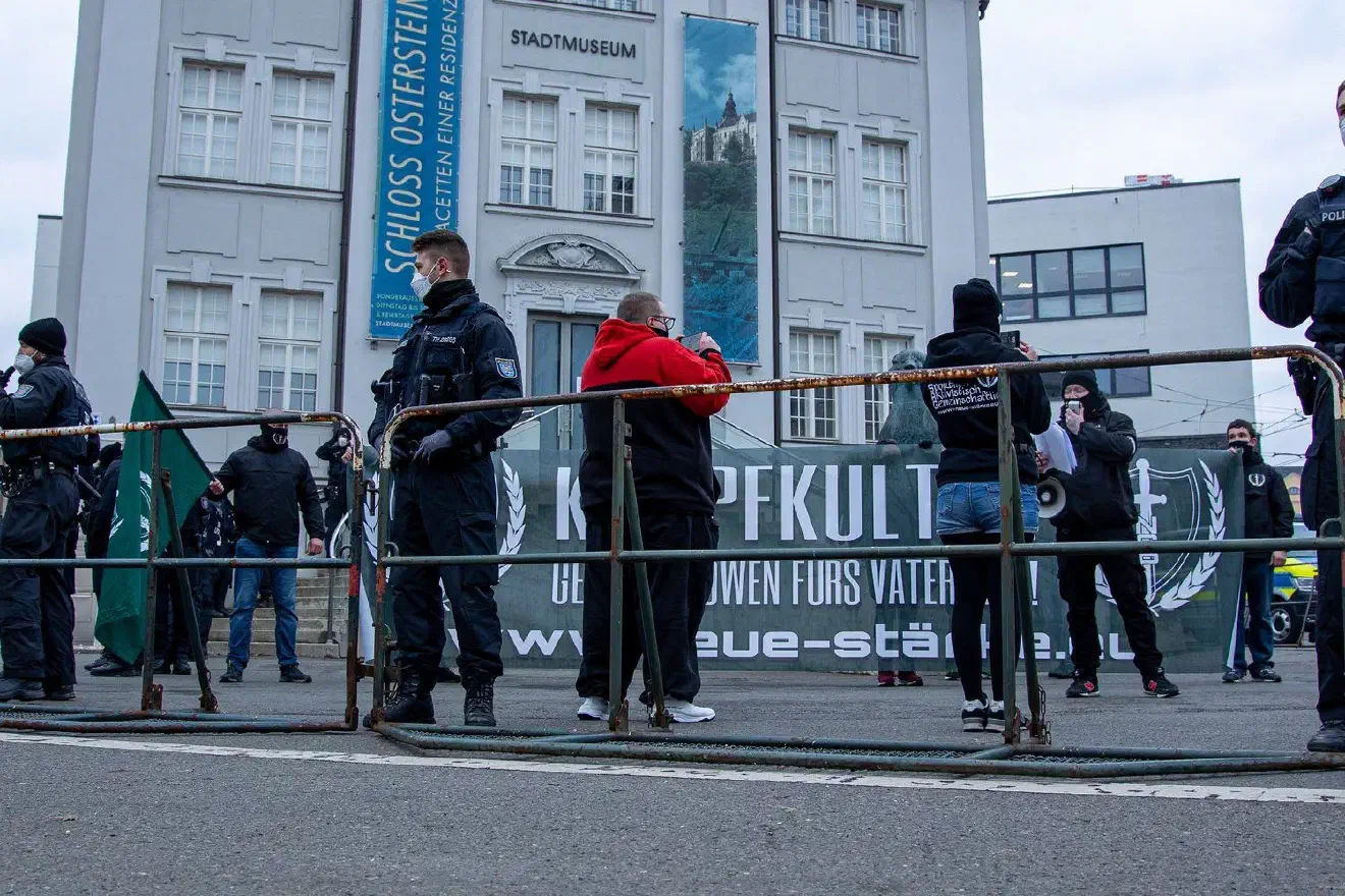 Abgeschirmt von einem starken Polizeiaufgebot, sammelten sich in Gera ab etwa 14:00 Uhr die Teilnehmer:innen der Veranstaltung.
