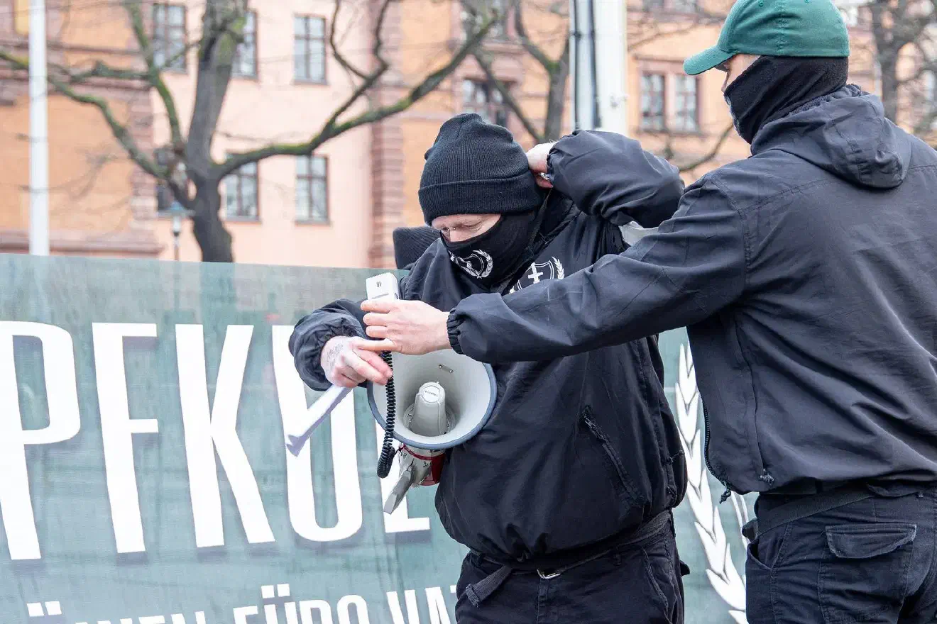 Aufgrund ungeschickter Handhabung des Megafons, starker Heiserkeit der Redner:innen und lautstarken Gegenprotests waren die Redebeiträge wohl selbst für die Teilnehmenden nur schwer verständlich.