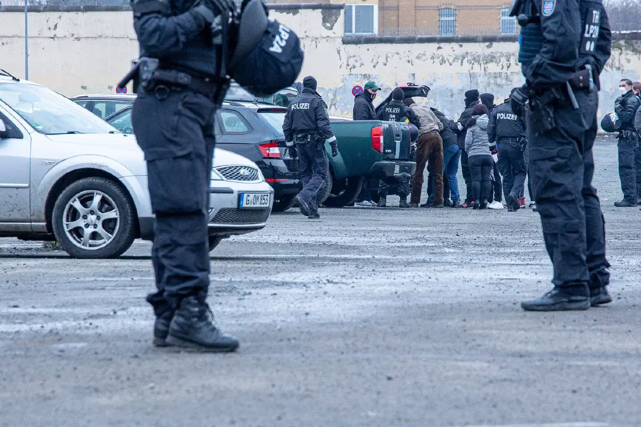 Am Parkplatz selbst fanden schließlich polizeiliche Maßnahmen gegenüber vorherigen Teilnehmer:innen der Kundgebung statt.