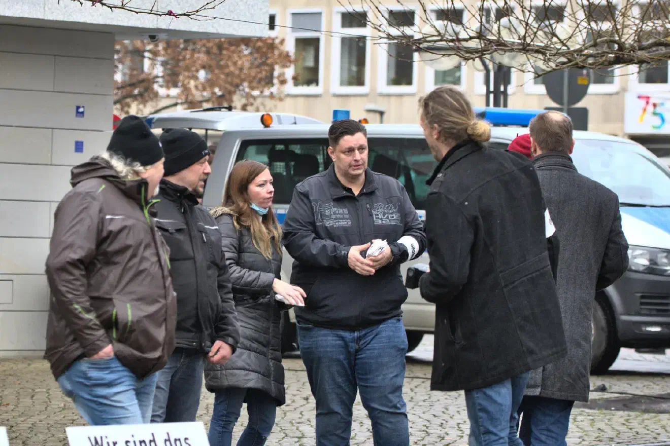 Ein Teil des von der AfD erhofften Klientels zog es offensichtlich vor lieber an der Demonstration der Impfgegner*innen durch die hannoversche Innenstadt teilzunehmen oder am fast zeitgleich begonnenen Autokorso.