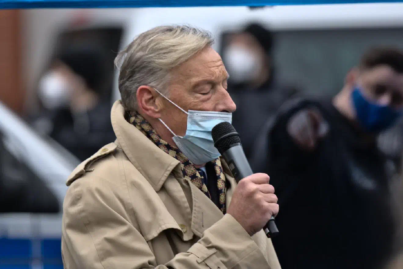 So versuchte der Ex-Bundestagsabgeordnete Armin Paul Hampel in seiner Rede zu relativieren, dass er vor kurzem noch 5000 oder sogar 50000 Menschen auf der Demo erhofft hatte, indem er davon sprach, dass die 500 (!) Teilnehmer*innen ja Millionen Menschen repräsentieren würden.