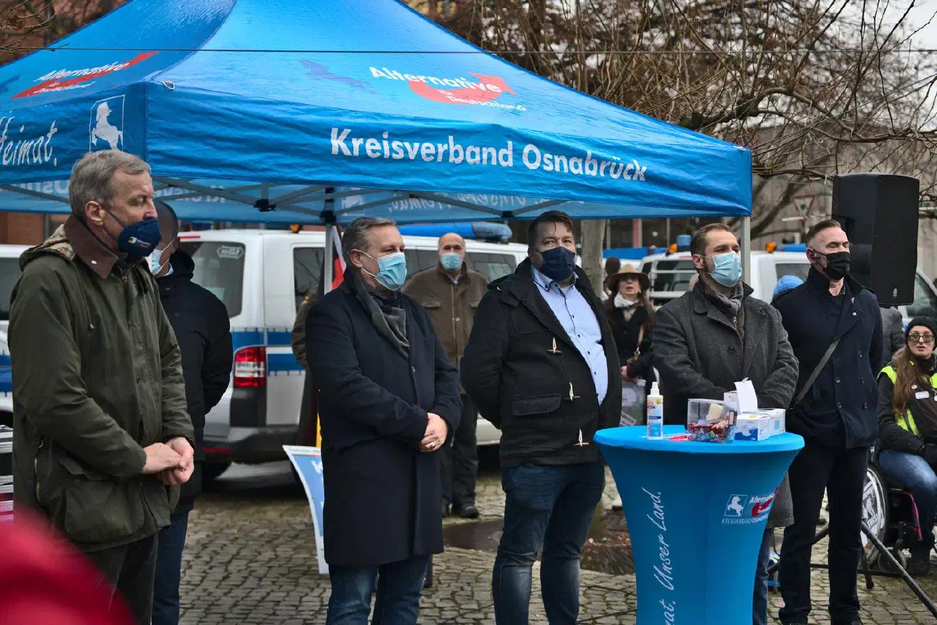 Insgesamt war festzustellen, dass bei den ausschließlich männlichen Rednern große Unstimmigkeiten über die reale Situation bei den Coronaimpfungen herrschte. So pendelten die genannten Zahlen für Ungeimpfte zwischen 10 Millionen und 30 Millionen. 