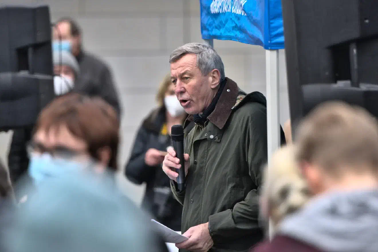 Anschließend wurde spontan ein Redebeitrag des Bundestagsabgeordneten Joachim Wundrak eingefügt. Während seines Redebeitrags wurde Wundrak von der Polizei unterbrochen und durfte erst nach Anlegen einer FFP2-Maske fortfahren. Dies führte im Anschluss zu einigen heftigen Protesten der beiden Bundestagsabgeordneten Joachim Wundrak und Dietmar Friedhoff, die der Meinung waren, dass diese Maßnahmen ungerechtfertigt und überzogen wären und auf ihren Status als Abgeordnete verwiesen.