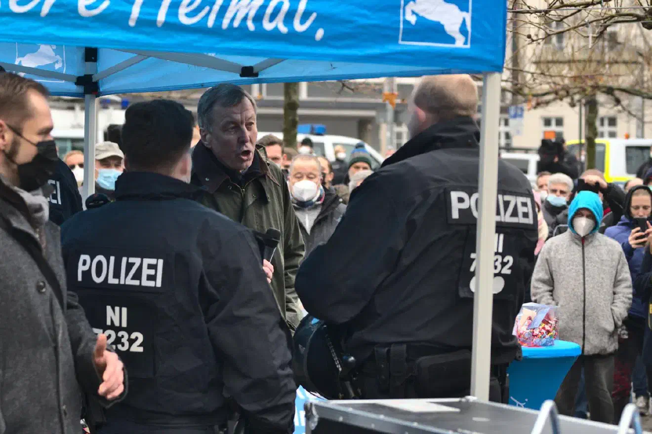 Die Polizei versuchte an diesem Tag die Auflagen des Maskentragens sowie die Abstandsregelung konsequent durchzusetzen. So gab es während der Kundgebung mehrerere Lautsprecherdurchsagen.