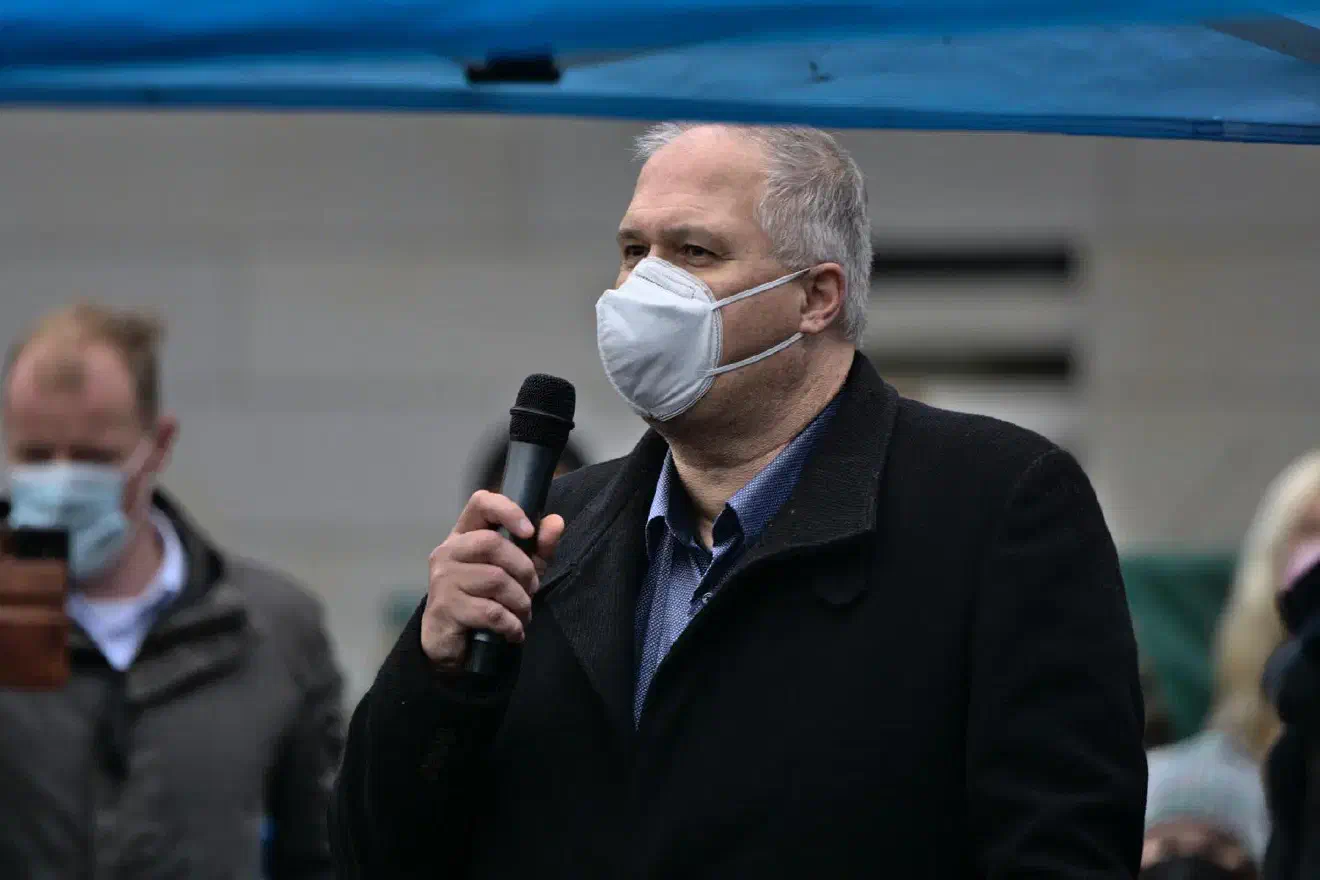 Stefan Henze, Landtagsabgeordneter der AfD, begann seine Rede damit, dass er aus Solidarität mit Joachim Wundrak, während seiner Rede eine Maske trug, obwohl er – nach eigenen Worten- diese wegen eines Attestes nicht benötige. Henze, der aus dem Kreisverband Hannover-Stadt kommt, betonte, dass sein Kreisverband diese Veranstaltung unterstütze. Das war zwei Wochen zuvor noch nicht der Fall gewesen.