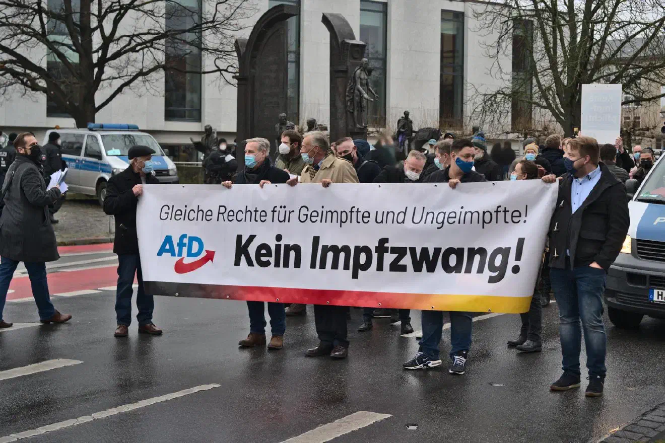 Anschließend formierten sich die Teilnehmer*innen zu einer »Spaziergang« genannten Demonstration. Diese führte aus der Innenstadt weg zur Staatskanzlei. Dieser Ort war von den Veranstaltern vermutlich wegen seiner Aussagekraft gewählt worden, führte aber dazu, dass in dieser am Wochenende fast ausgestorbenen Gegend kaum Außenwirkung erzielt wurde.