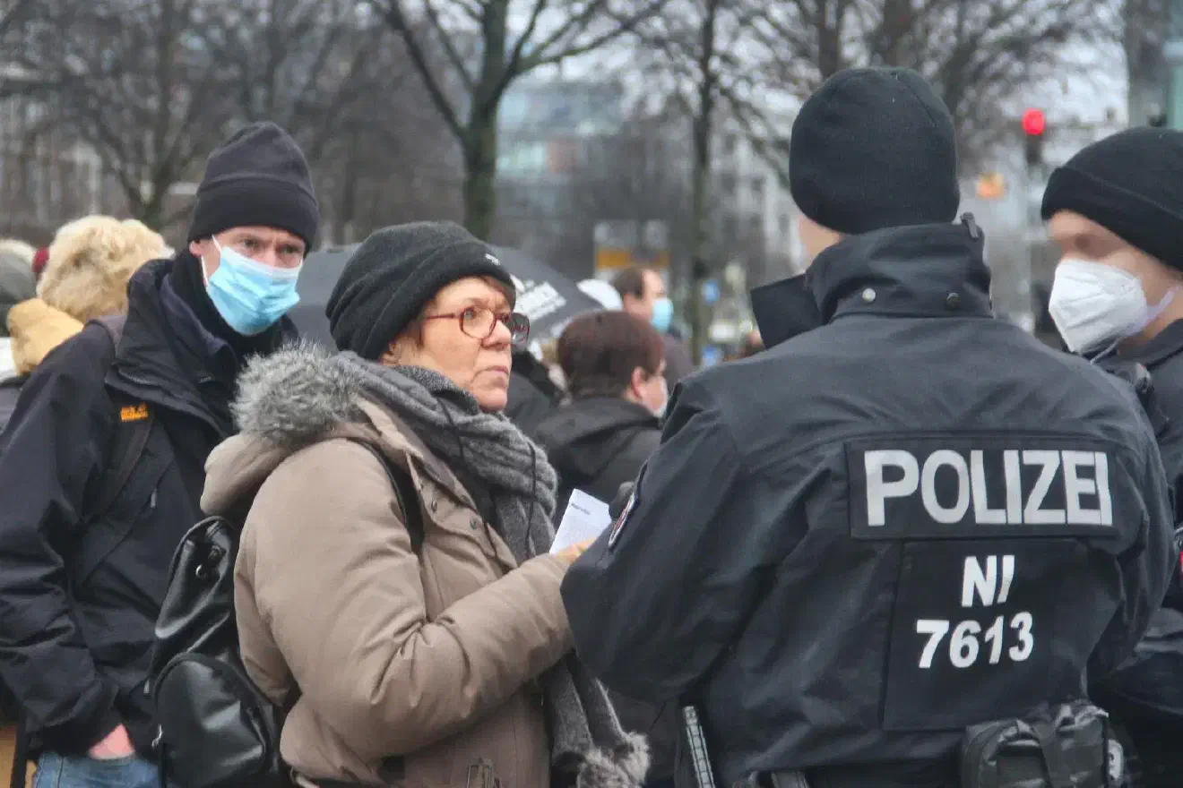 Auch während der Demonstration kontrollierte die Polizei die Mund-Nasen-Bedeckung, was dazu führte, dass es ungewollte Zwischenstopps gab und auch einer Person die weitere Teilnahme an der Veranstaltung untersagt wurde. Das Gleiche geschah dann nochmals während der Abschlusskundgebung.
