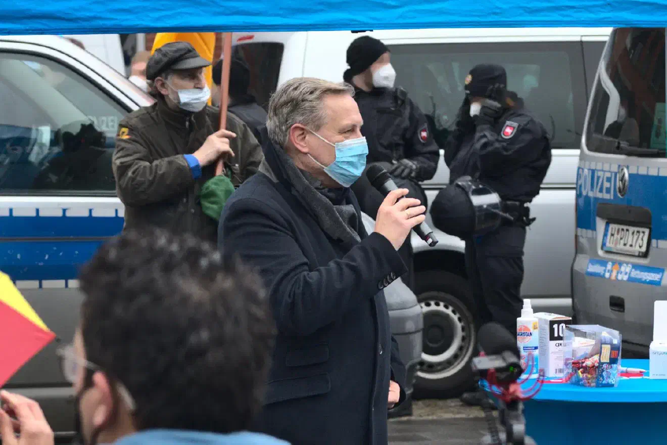 Auf der Abschlusskundgebung, wiederum auf dem Platz der Göttinger Sieben, sprach als erster der Ex-Bundestagsabgeordnete und Landesvorsitzende der AfD Niedersachsen Jens Kestner aus Northeim. Gegen Kestner ist ein Parteiausschlussverfahren beim Bundesvorstand anhängig. Außerdem liegt ein Misstrauensvotum gegen ihn vor, dass etliche niedersächsische Kreisverbände eingebracht haben, das aber wegen der Coronaverordnungen vorerst auf Eis liegt.