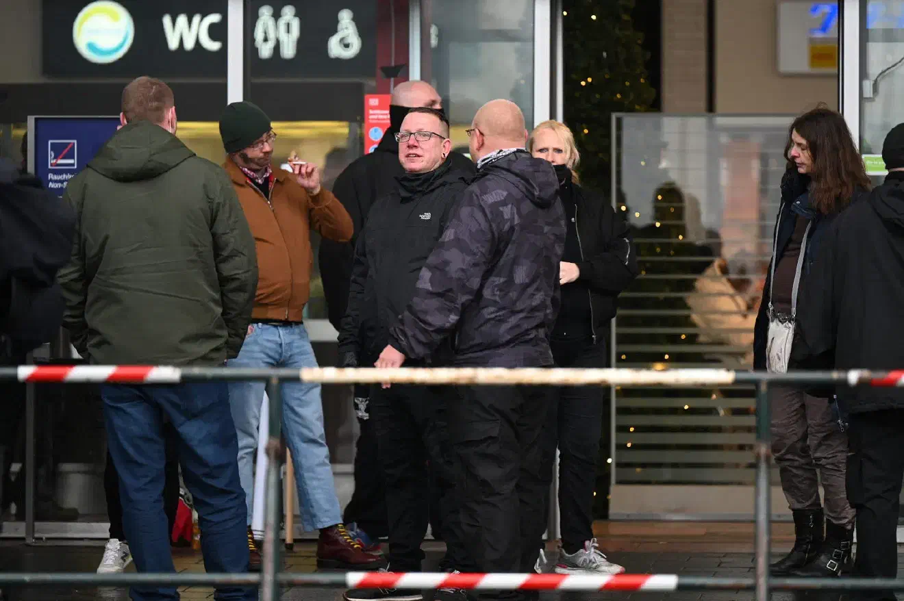 Unter dem Motto "Kein Frohes Fest für Volksverräter" versammelten sich um ca. 14:00 Uhr rund 40 Neonazis vor dem Braunschweiger Hauptbahnhof.