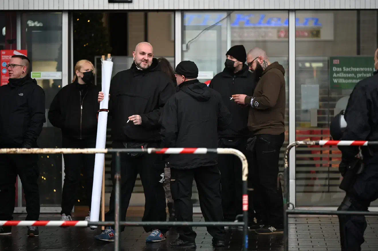 Die Neonazis die nun unter dem Label NSR in Erscheinung treten waren zuvor bereits bei der Partei "Die Rechte" und der neonazistischen "Kameradschaft Rheinhessen" organisiert.