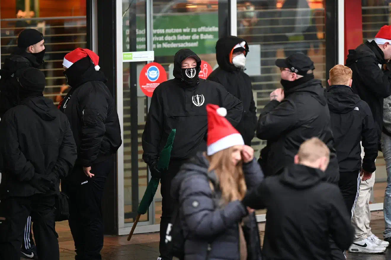 Zu den Teilnehmer:innen gesellte sich ebenfalls ein Reisegruppe der "Neuen Stärke" aus Magdeburg (NSMD)