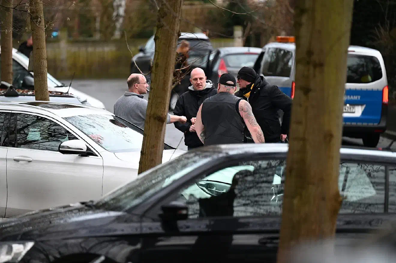 Die Beerdigung von Borchardt hatte sich verzögert. Grund war ein Rechtsstreit um seine letzte Ruhestätte. Die Stadt Dortmund wollte verhindern, dass auf dem Dortmunder Friedhof eine Pilgerstätte von Neonazis entsteht. 