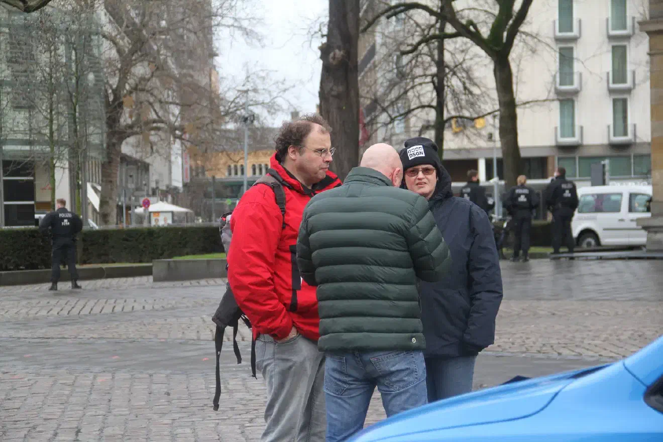 Anders als bei den vorangegangenen Demonstrationen der letzten Monate wurde die Veranstaltung vom AfD-Kreisverband Hannover-Stadt angemeldet und durchgeführt. Versammlungsleiter war der AfD-Bundestagsabgeordnete Jörn König.