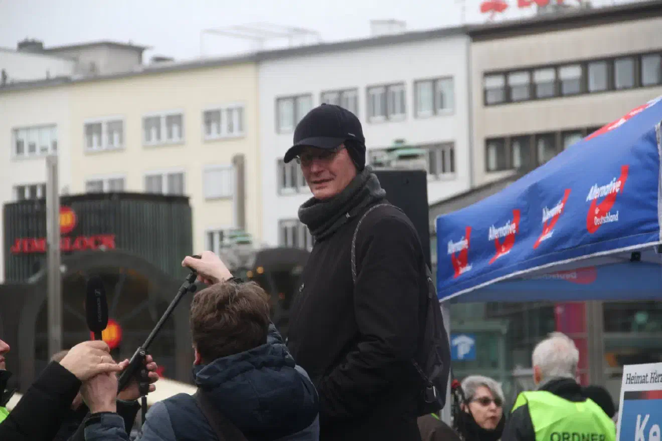 Ebenso verhielt es sich bei den zusätzlich angesprochenen Themeb, z. B. Wohnungsmangel, die offensichtlich bei einem Großteil der Zuhörer:innen auf wenig Interesse stieß, liefen sie doch am Demothema vorbei. So gab es für die Redebeiträge nur mäßigen Applaus, zumal die Redner auch rhetorisch nicht viel zu bieten hatten