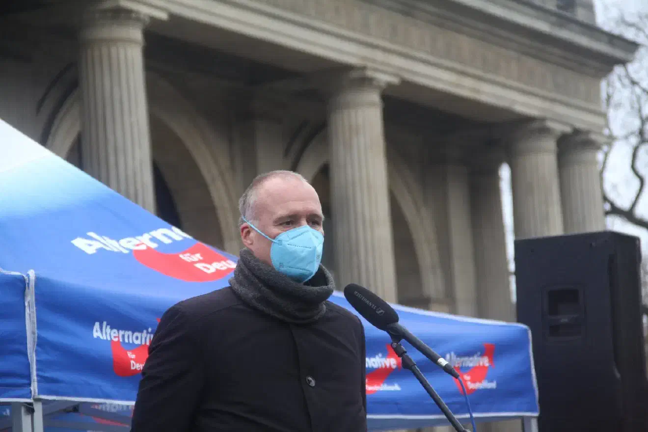 ...deutlich erkennbar an den Parolen aus dem AfD-Lautsprecherwagen, in denen die Gegendemonstrant:innen als „neue Hitlerjugend“ und die ebenfalls demonstriende GEW als „linksextreme Organisation“ bezeichnet wurden