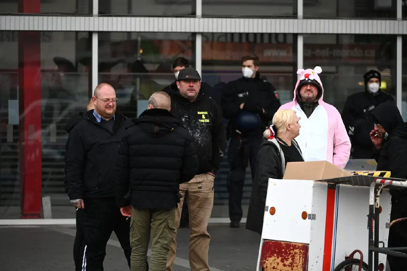 Aus Bremerhaven reiste mit Alexander von Malek (Bildmitte) der ehemalige Landesvorsitzende der Partei im Bundesland Bremen an. Alexander von Malek musste die Partei inzwischen verlassen, der Landesverband wurde aufgrund von "Inkompetenz der Führungsriege" inzwischen aufgelöst, wie es aus der Bundespitze der DR-Partei heißt.