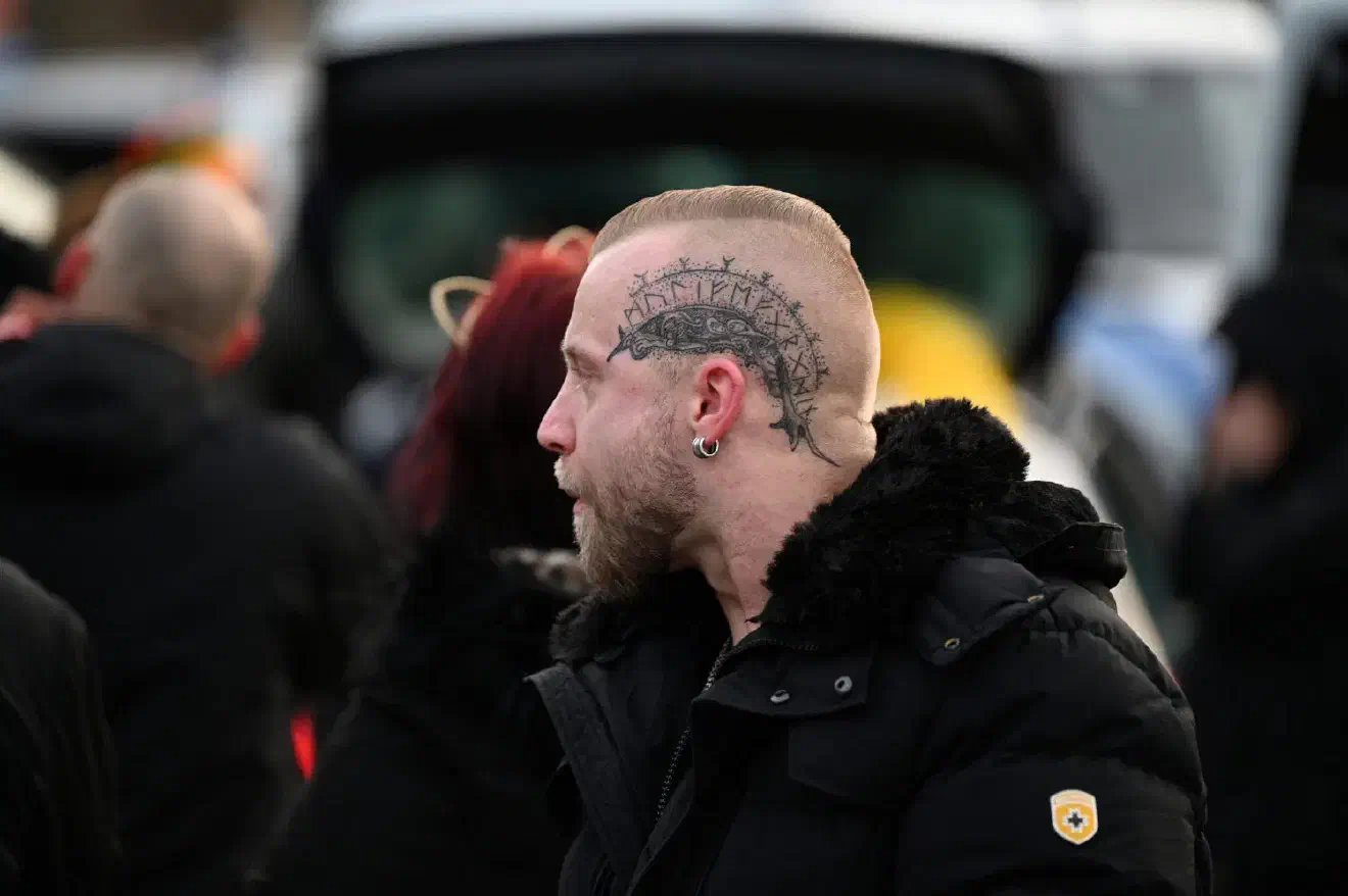 Obwohl im Regelfall bei der Verwendung des Runenalphabets Anhänger*innen der Neonaziszene politische Botschaften verstecken, entschied sich der Träger dieses Tattoos für die sinnfreie Buchstabenfolge "MULIFEFGRGDIG".