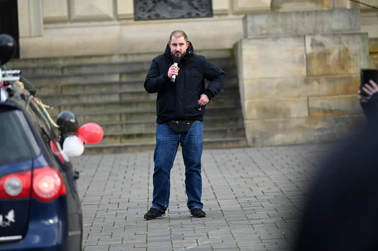 Alexander Deptolla während seines Redebeitrages auf der ersten Zwischenkundgebung.