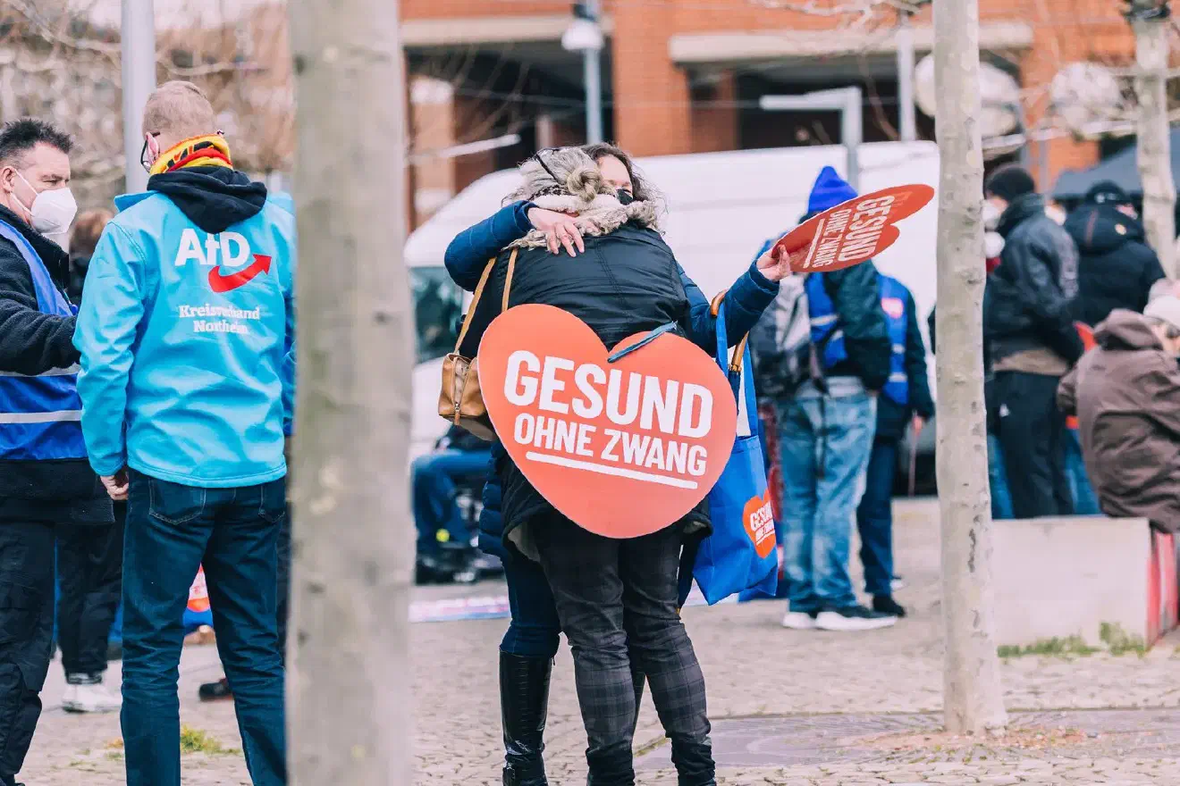 Als Kundgebungsort diente der Platz der Göttinger Sieben in Hannover, welcher sich neben dem Landtag befindet. Dieser wurde im Vorfeld mit mehreren Anti-AfD  Slogans besprüht.