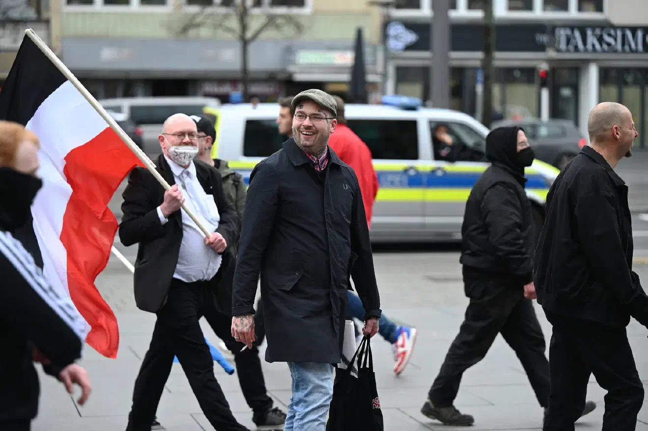 Trotz der aktuellen Thematik ließ die Mobilisierungsfähigkeit der lokalen Neonaziszene im Bezug auf die Veranstaltung erneut tief blicken. So versagten die "üblichen Verdächtigen" in der Region weitestgehend ihre Unterstützung. Zum Teil aufgrund aktueller Corona-Infektionen, zum Teil aus Desinteresse. Und das obwohl "Die Rechte" die Veranstaltung intern mit dem anschließenendem, gemeinsamen Besuch einer Kneipe bewarb.