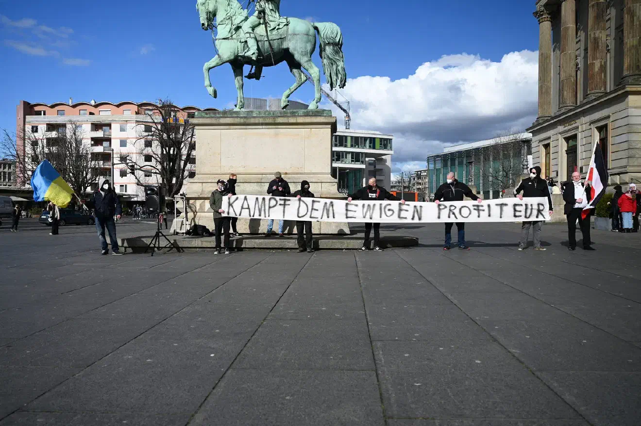 Die offensichtliche Anlehnung der verwendeten Parole an den antisemitischen Hetzfilm "Der ewige Jude" schien aber für die polizeiliche Einsatzleitung der Veranstaltung kein Problem darzustellen - man ließ die Neonazis gewähren.