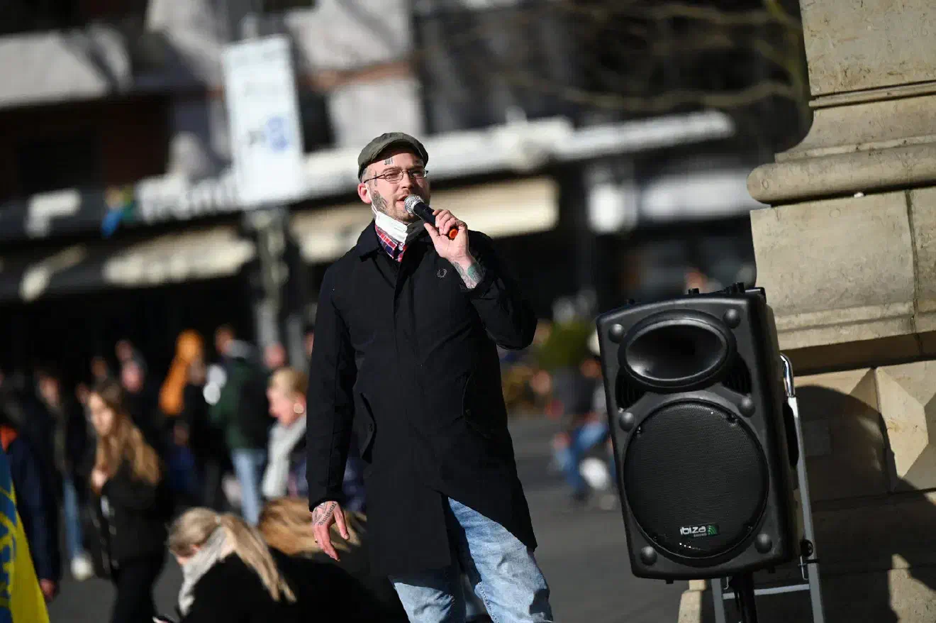 Wie zu erwarten machten die Neonazis um ihren Redner Johannes Welge kein Geheimnis aus ihrer antisemitischen Weltsicht. So stünden "die krummen Geschäftemacher an der Wallstreet" - ein hinlänglich bekanntes antisemitisches Chiffre - hinter dem Krieg in der Ukraine. Eine Kontextualisierung dieser Aussage in Verbindung mit dem verwendeten Transparent misslang der Polizeiführung (trotz entsprechender Hinweise) aber auch hier.