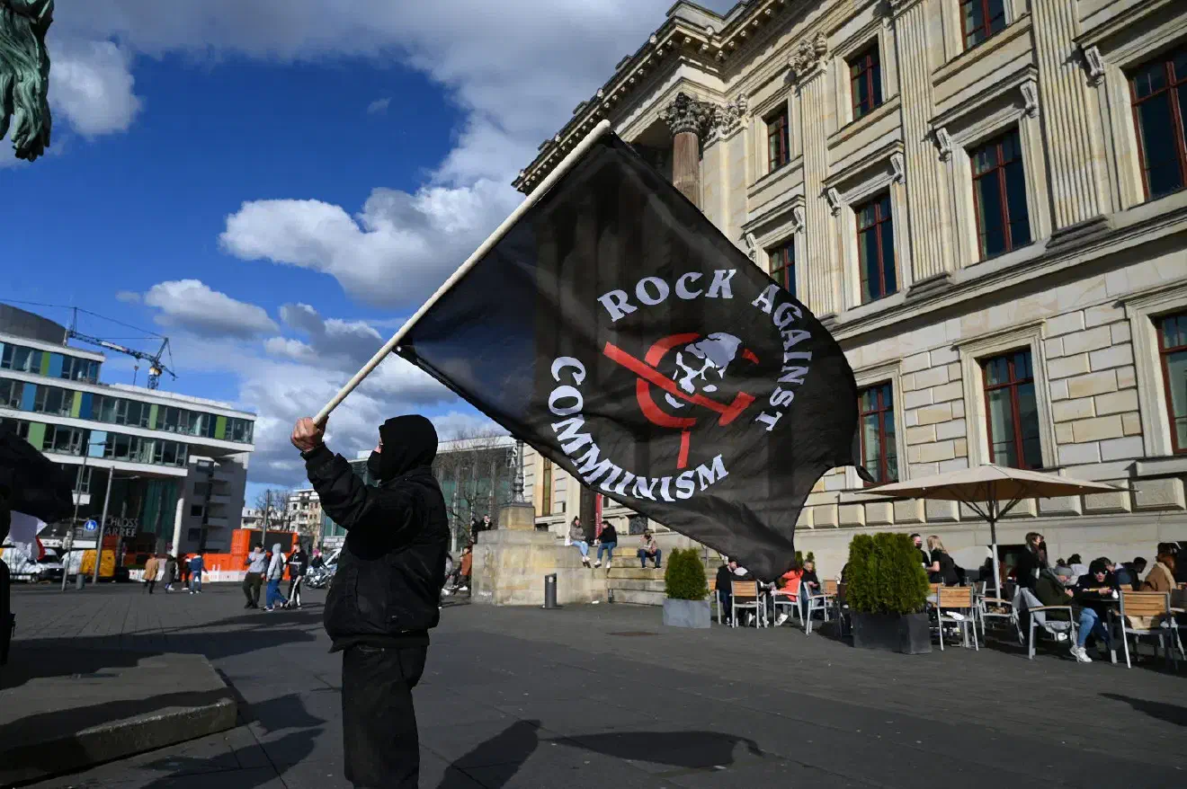 Teilnehmer verwendeten ebenfalls Erkennungszeichen (R.A.C.) der neonazistischen Rechtsrockszene.