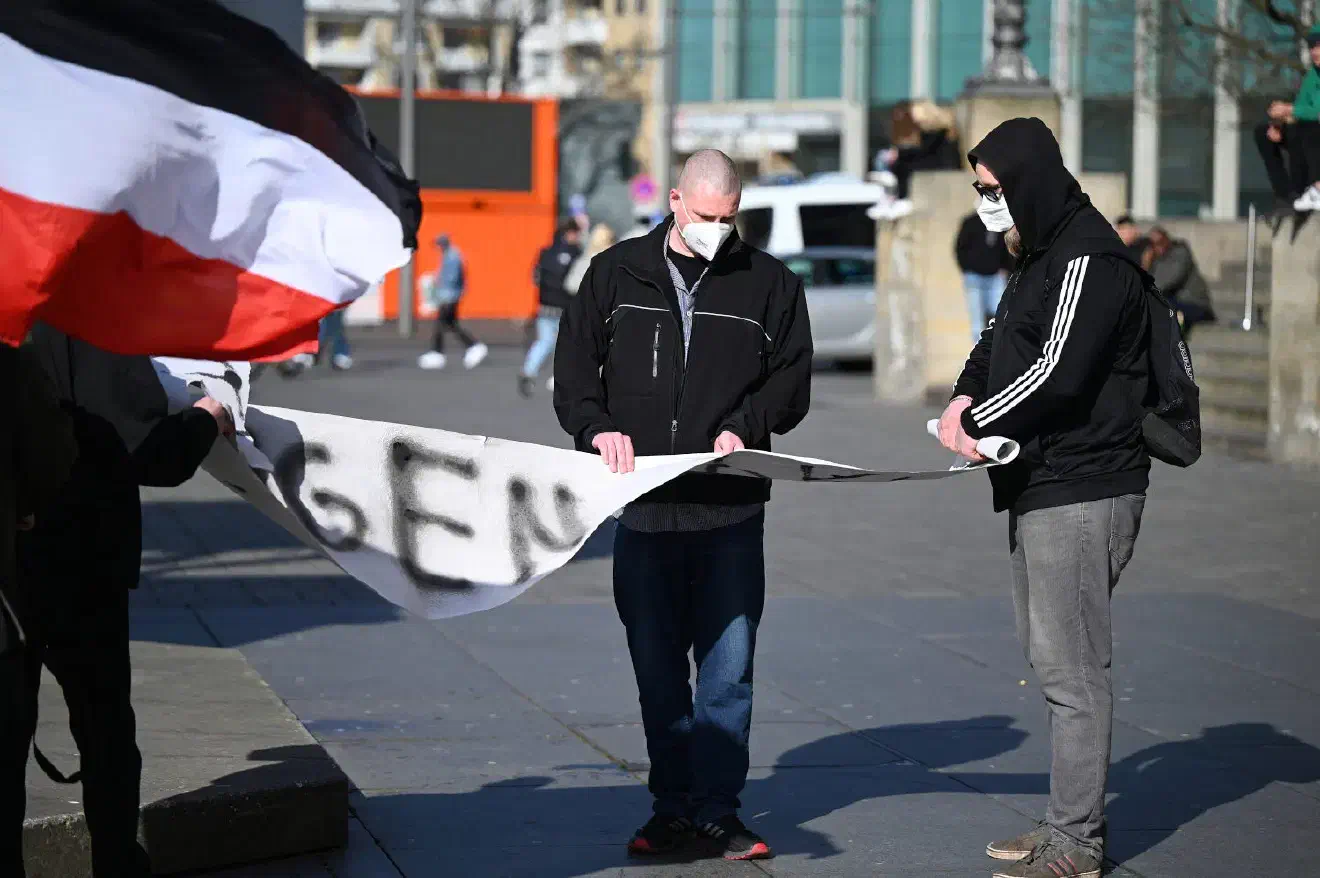 Auch die offen zur Schau gestellte NS-Verherrlichung in dem Redebeitrag führte zu keinem Handlungsdruck von Seiten der Polizei. Aussagen wie: "Wir stehen hier nicht für jemanden der Länder Entnazifizieren möchte, wir wollen viel eher die BRD nazifizieren. Dafür wird es verdammt nochmal Zeit!" konnten, ohne Konsequenzen verbreitet werden.