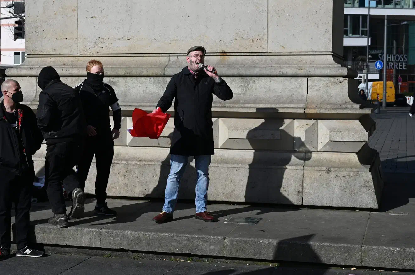 Als vermeintlicher "Höhepunkt" der Kundgebung kündigte der Versammlungsleiter Johannes Welge schließlich die Zerstörung einer sowjetischen Fahne an. Nach mehreren vergeblichen Versuchen, bei denen sich die beteiligten Neonazis fast zu Boden rissen, gelang es schließlich die Fahne zu zerreissen.