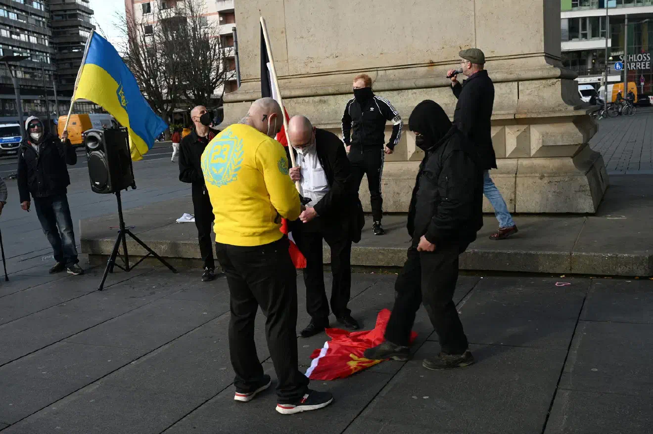 Die angereisten Neonazis gefielen sich im Anschluß daran, mehrere Minuten auf die Überreste einzutreten.