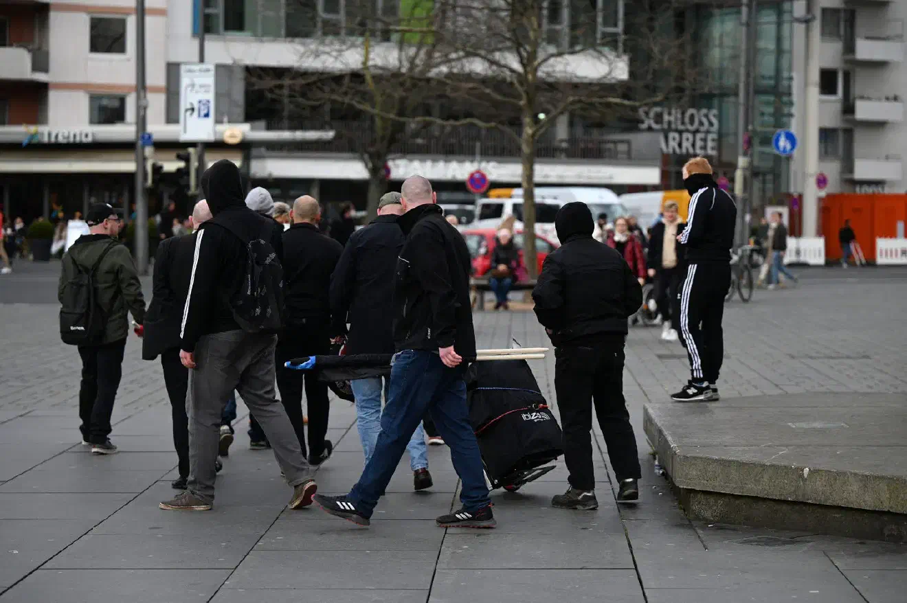 Am Ende der Veranstaltung zogen die angereisten Neonazis, wie bereits im Vorfeld intern angekündigt zu ihrer eigentlichen Zieladresse, einer Kneipe in der Braunschweiger Innenstadt weiter... Stammtischparolen inklusive.
