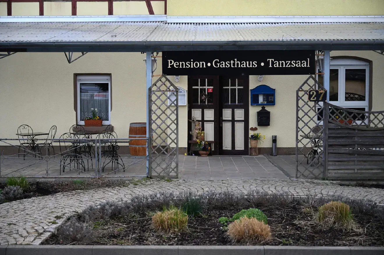 Die Gaststätte schien dabei nicht zufällig gewählt: Bei dem Gebäudekomplex handelt es sich um den Sitz des extrem rechten Vereins "Schlesische Jugend e.V." Hier fanden bereits in der Vergangenheit einschlägige Treffen statt - wie zum Beispiel im Januar 2017 ein Treffen der Identitären Bewegung (IB) [hier: https://recherche-nord.com/gallery/2017.01.21.html ].