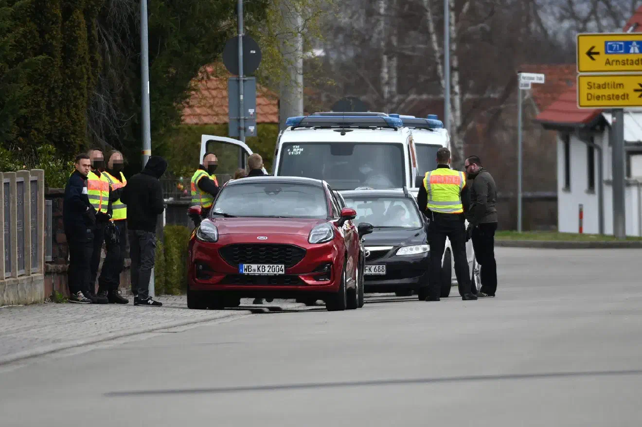 Zum offensichtlichen Missfallen der Anreisenden, wurde der JN-Bundeskongress von einem umfangreichen Polizeiaufgebot begleitet. Ab etwa 9:30 Uhr wurden anreisende Fahrzeuge von Polizeikräften kontrolliert und die Personalien der Teilnehmer:innen festgestellt.