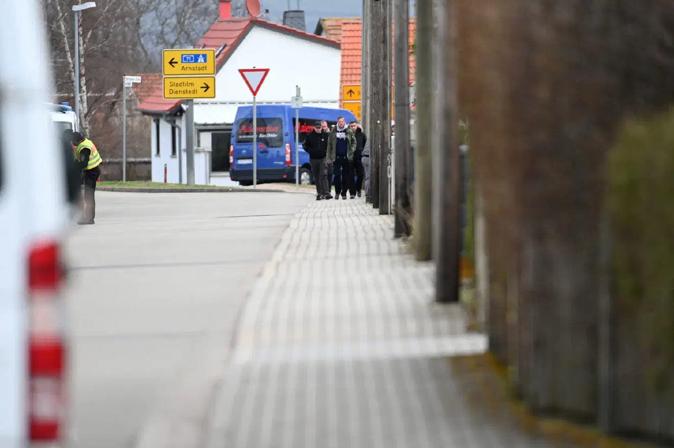 Auch Neonazis, welche die Kontrollen umgehen und zu Fuß zum Gebäude gelangen wollten, konnten sich den Maßnahmen nicht vollends entziehen.