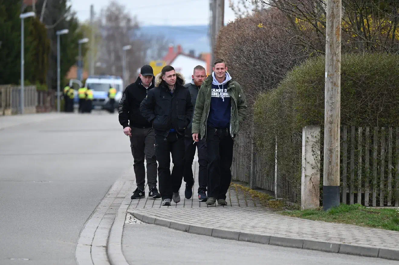 Hier eine Reisegruppe von JN-Aktiven aus dem Bereich Berlin-Brandenburg.