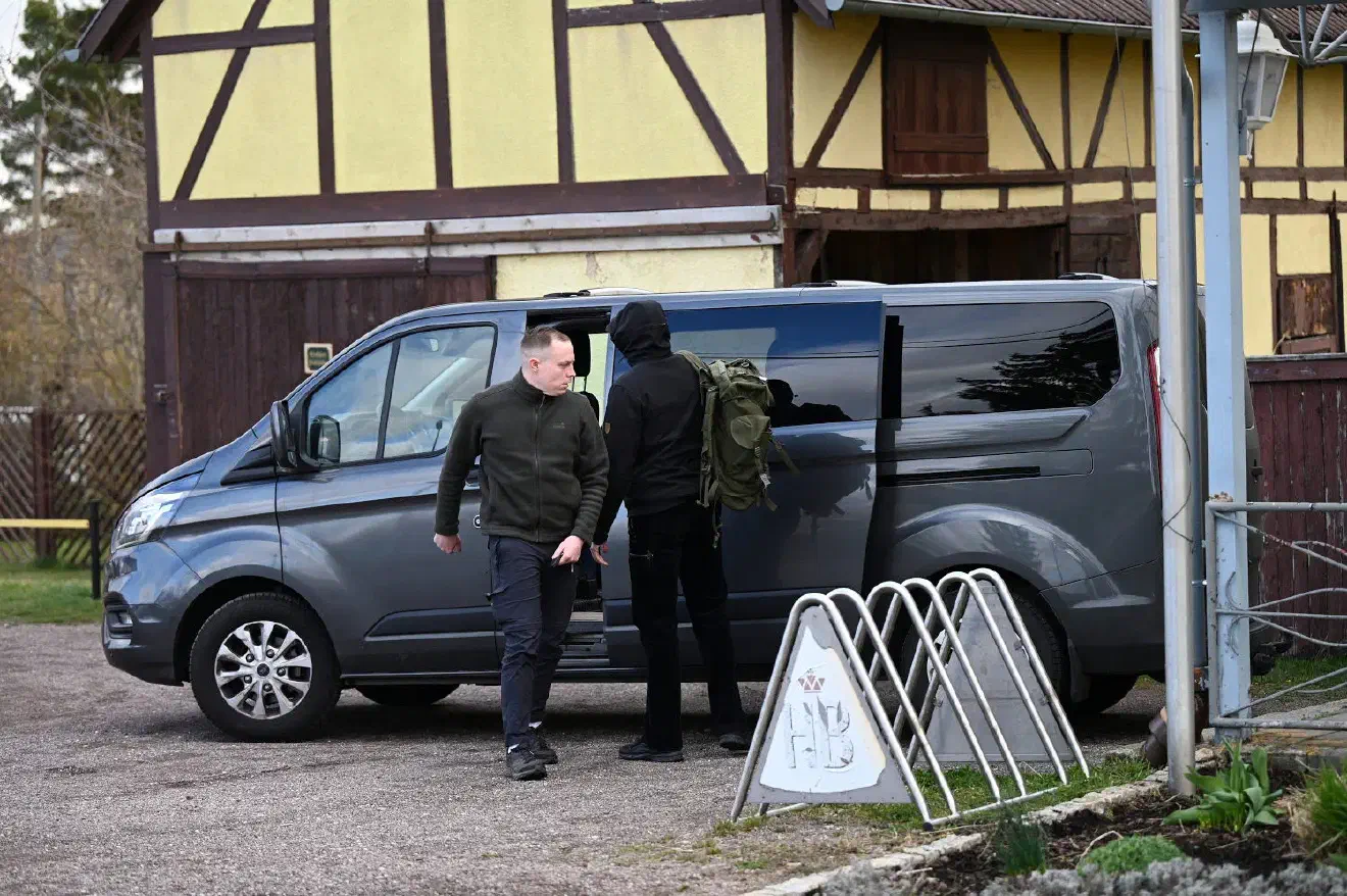 Für die infrastrukturelle Ausgestaltung der Veranstaltung schien eine Gruppe niedersächsischer JN-Aktivisten verantwortlich zu sein. So brachten sie Fahnen, Banner, Soundanlage und entsprechendes Propagandamaterial mit.
