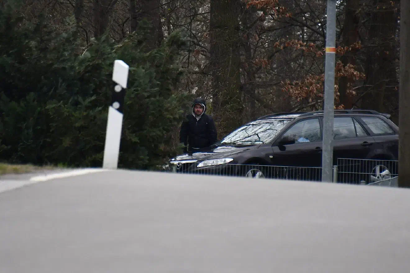 Mehrere Neonazis, die zuvor kontrolliert worden waren, sammelten sich im Anschluss in einer Seitenstraße hinter dem Gebäudekomplex und bewegten sich geschlossen zum Veranstaltungsort.