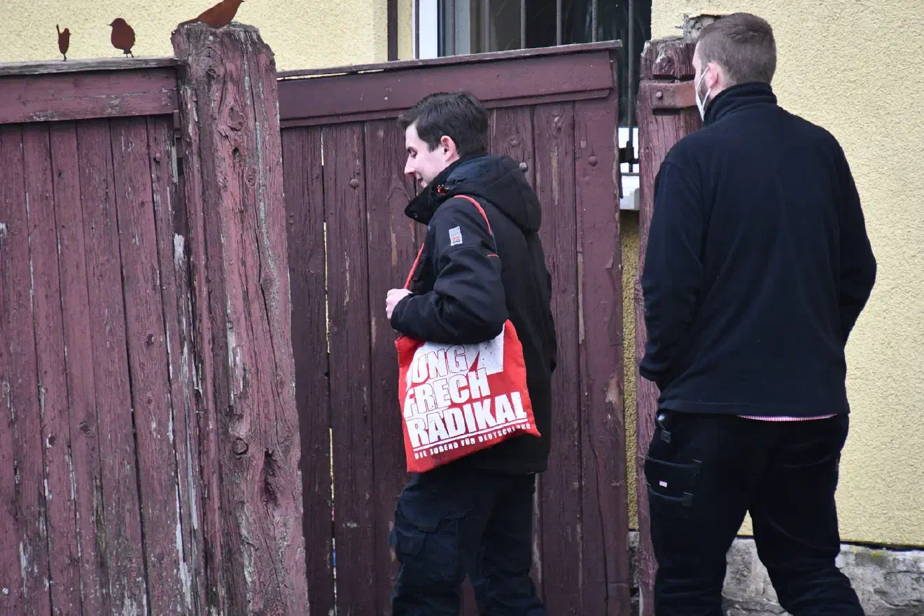 Der eigentliche Veranstaltungsort befand sich in einem Saal im hinteren Teil der Gaststätte. Der Vorderbereich war zeitweise verschlossen. Vergeblich versuchten einige anreisende Neonazis unter Nennung der Losung "Parole: Heil" und vergeblichem Klopfen ins Innere des Gasthofs zu gelangen. Diese mussten sich jedoch, zumindest zeitweise, mit dem Seiteneingang begnügen.