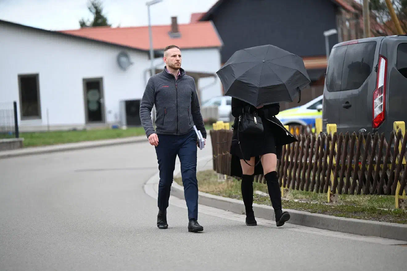 Ebenso fehlten die kürzlich im Rahmen der Ermittlungen gegen die Gruppierung "Knockout 51" festgenommen JN Aktivisten aus Thüringen. Letztere bezeichnete die Generalbundesanwaltschaft in ihrer Pressemitteilung im Anflug eines Freud'schen Versprechers zuletzt als "Junge Nationalsozialisten".