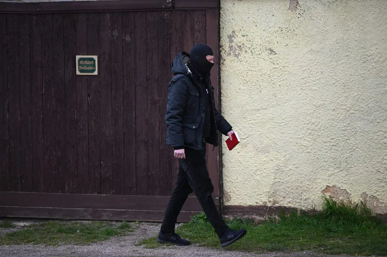 Einige der anreisenden Neonazis führten Liederbücher bei sich.