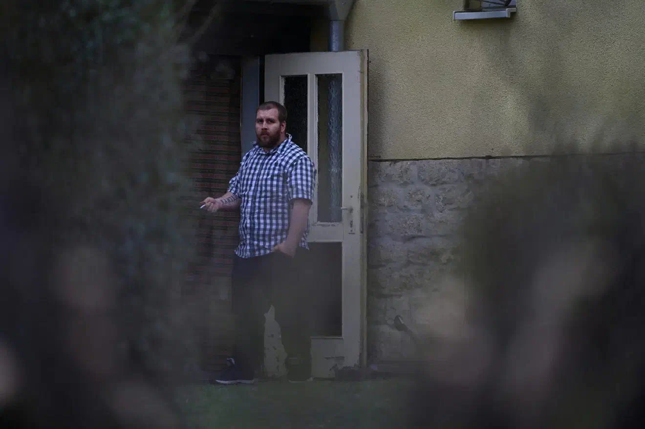 In den Pausen der Veranstaltung hielten sich die Neonazis im rückwärtig gelegenen Garten auf. Hier frönte die sich als gesundheitsbewusste Kaderorgansiation verstehende JN ausgiebig dem Nikotinkonsum.