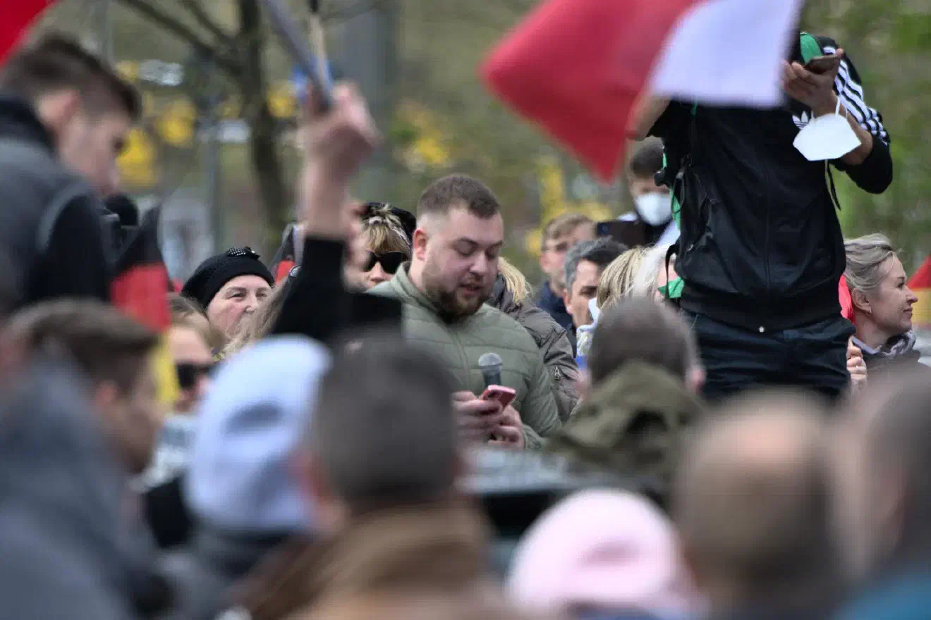 Letztendlich konnte der Autokorso aus mehreren Hundert Fahrzeugen nicht die geplante Route fahren. Mit großer Verzögerung sammelten sich die verbliebenen Fahrzeuge wieder am Startpunkt.